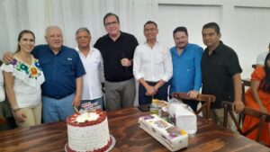 Rafa Marín durante el encuentro por el cumpleaños del diputado Ricardo Velazco, donde afirmó con un “Seguimos” que continúa participando en su proyecto político en Quintana Roo.