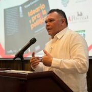 Recuperan pensamiento político de Víctor Cervera Pacheco en libro compilado por Rolando Zapata Bello