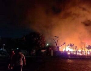 Vecinos del sur de Mérida salieron de sus viviendas ante el riesgo de que las llamas se extendieran a otras casas de la colonia Renacimiento.