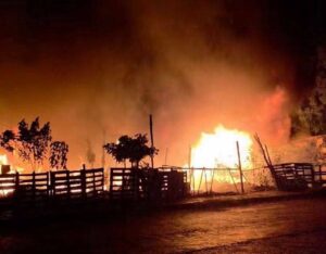 Incendio consumió varias viviendas en la colonia Renacimiento, al sur de Mérida, provocando momentos de tensión entre los vecinos.