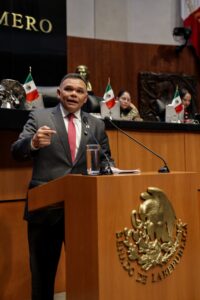 El senador Rolando Zapata Bello destacó la importancia de contar con instituciones fuertes, reglas claras y certeza jurídica para fortalecer la confianza, atraer inversiones y generar empleos en México.