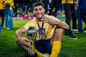 La salida de Sebastián Cáceres marca el adiós de una de las figuras que contribuyeron al histórico tricampeonato del América y que ahora buscará triunfar en el fútbol europeo.