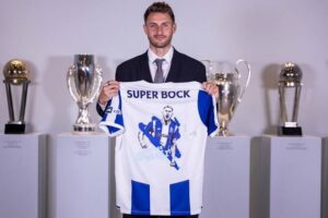 Santiago Giménez afrontará un nuevo desafío en Europa con el Porto, donde buscará recuperar su mejor versión goleadora.