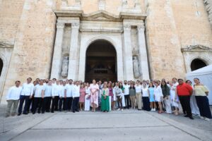 Cecilia Patrón Laviada acudió a la Solemne Celebración Eucarística en la Catedral de San Ildefonso, donde se pidió por la paz y el bienestar social de México durante el aniversario del inicio de la Independencia.