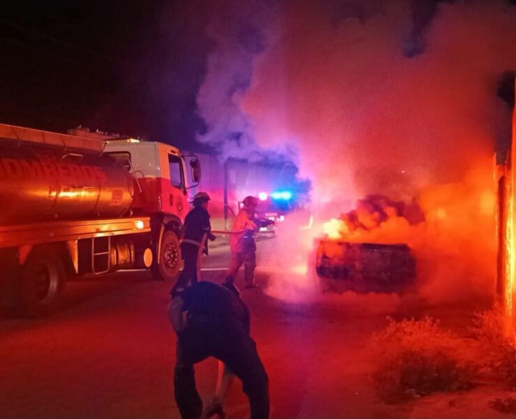 Vehículo abandonado se incendia durante la madrugada en Tizimín