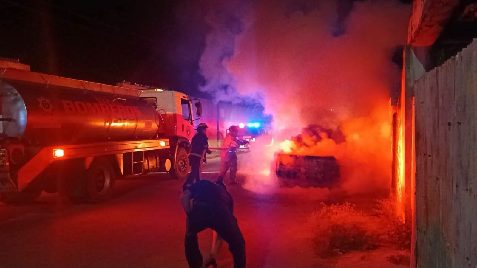 Vehículo abandonado se incendia durante la madrugada en Tizimín