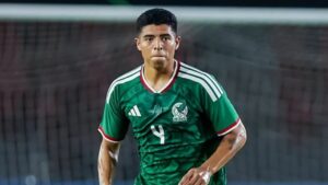 Víctor Guzmán apareció al minuto 49 para marcar el gol del empate 1-1 ante Perú, tras un centro de tiro libre ejecutado por Violante.