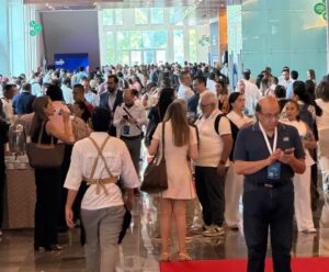 Este movimiento turístico también se aprecia en el Aeropuerto Internacional de Mérida, donde participantes a estos próximos eventos han comenzado a llegar al destino.