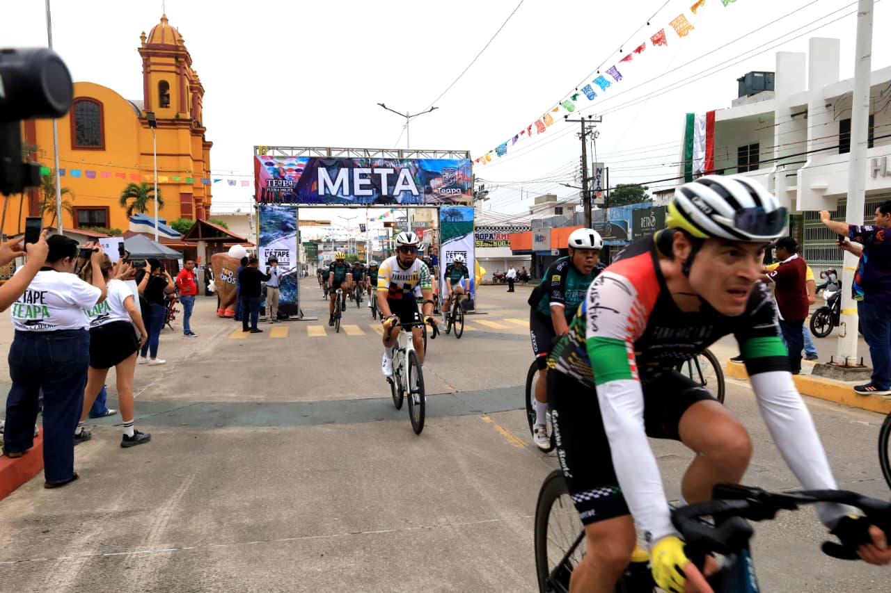 ciclistas recorren El Edén