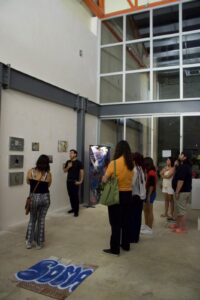 La exposición aborda el grafiti y el tag como formas de ocupar, señalar y construir significado dentro del espacio urbano