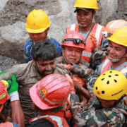rescatan con vida a dos trabajadores en Nepal