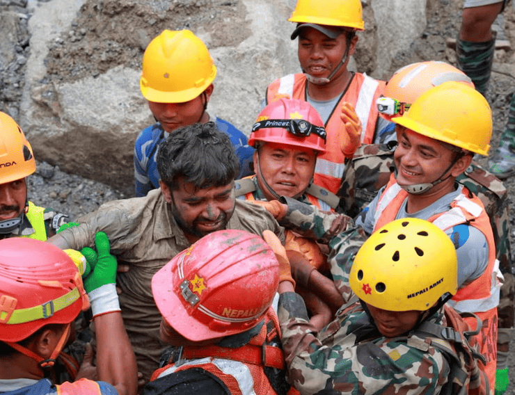 rescatan con vida a dos trabajadores en Nepal