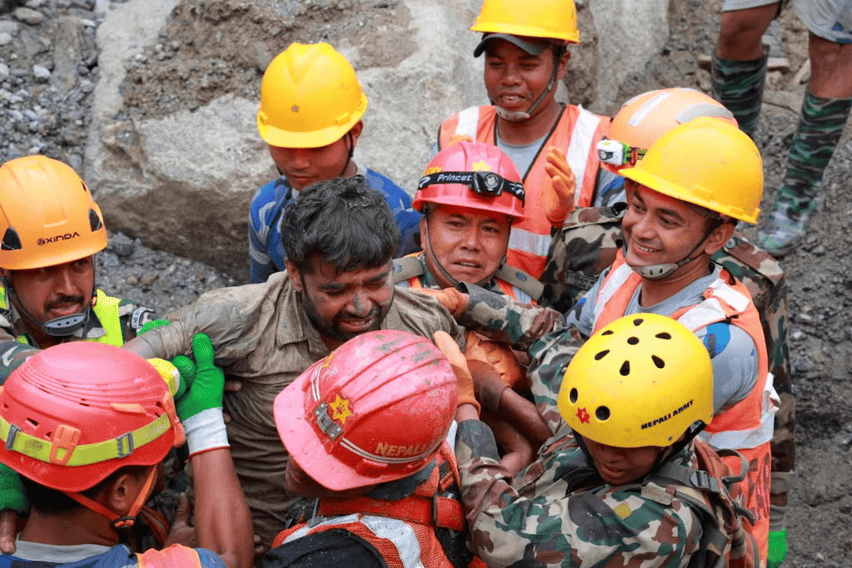 rescatan con vida a dos trabajadores en Nepal
