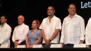 Autoridades universitarias y representantes del sector salud acompañaron la ceremonia de entrega de títulos a los egresados de cuatro licenciaturas de la UJAT.
