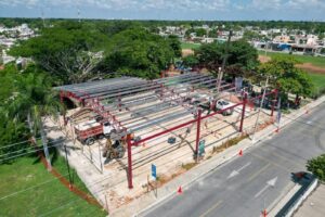 Las mejoras en el parque Emancipación incluyen la construcción de un domo, renovación de la cancha, instalación de gradas, iluminación y malla perimetral.