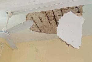 ¡Momentos de angustia! Cae parte del techo de una primaria en Tizimín