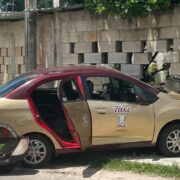 ¡Impactante! Taxi choca contra camioneta y termina contra muro