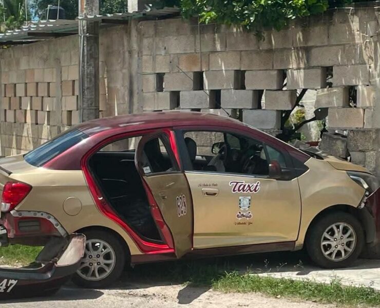 ¡Impactante! Taxi choca contra camioneta y termina contra muro
