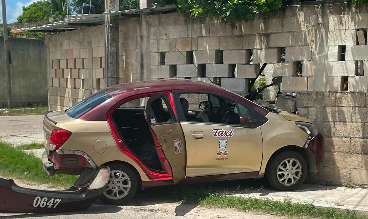 ¡Impactante! Taxi choca contra camioneta y termina contra muro