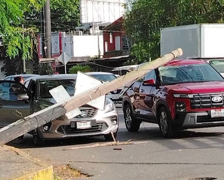 ¡Momento de tensión! Poste de Telmex cae sobre un auto en Tanlum