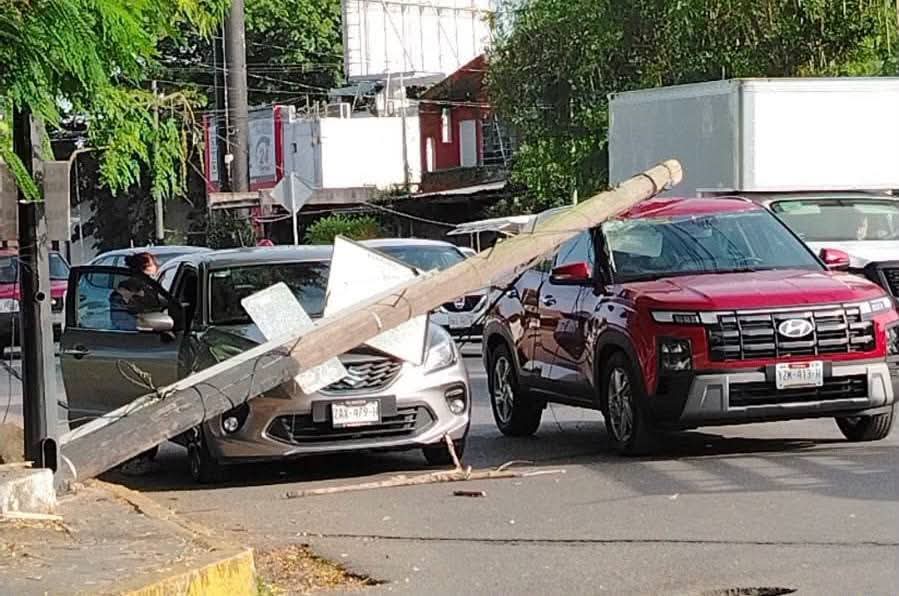 ¡Momento de tensión! Poste de Telmex cae sobre un auto en Tanlum