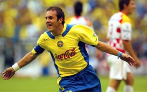 Cuauhtémoc Blanco, uno de los máximos ídolos del americanismo, dejó una huella imborrable en la historia del Club América gracias a su talento, personalidad y goles memorables, convirtiéndose en una leyenda de las Águilas que brilló durante generaciones.