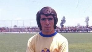 Carlos Reinoso, una de las máximas leyendas del Club América, dejó una huella imborrable en la historia azulcrema con su talento, liderazgo y títulos, convirtiéndose en un referente del americanismo durante sus 110 años de historia.