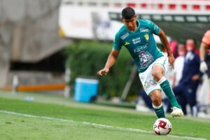 Armando León celebra su buen momento goleador en Croacia, donde suma seis anotaciones con el NK Osijek. El delantero mexicano busca consolidarse en Europa y llamar la atención por su rendimiento en el fútbol internacional.