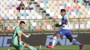 Armando León celebra su sexto gol en Europa con el NK Osijek. El delantero mexicano marcó ante el HNK Gorica y rescató el empate 1-1 en la liga de Croacia, donde suma seis anotaciones y una asistencia en las primeras diez jornadas.