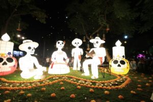 Del 24 de octubre al 20 de noviembre, habitantes y visitantes podrán disfrutar gratuitamente de esta experiencia llena de luz, cultura y tradición en el Parque de San Juan, La Ermita y la Plaza Grande, de 6:00 de la tarde a 12:00 de la noche.