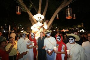 La Alcaldesa de Mérida Cecilia Patrón Laviada, encabezó el encendido de esta experiencia que reunió a aproximadamente 8 mil 500 personas en el Parque de San Juan, como parte del Festival de las Ánimas 2026.