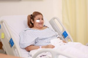 Al operarla, se convirtió en la primera paciente del hospital operada del apéndice con cirugía robótica, sin costo.