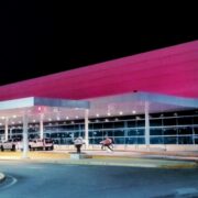 Aeropuerto de Mérida se ilumina de rosa para promover conciencia sobre cáncer
