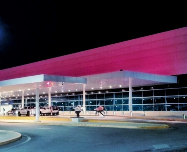 Aeropuerto de Mérida se ilumina de rosa para promover conciencia sobre cáncer