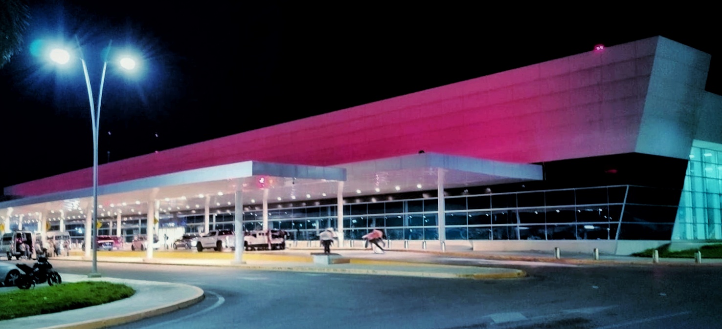 Aeropuerto de Mérida se ilumina de rosa para promover conciencia sobre cáncer