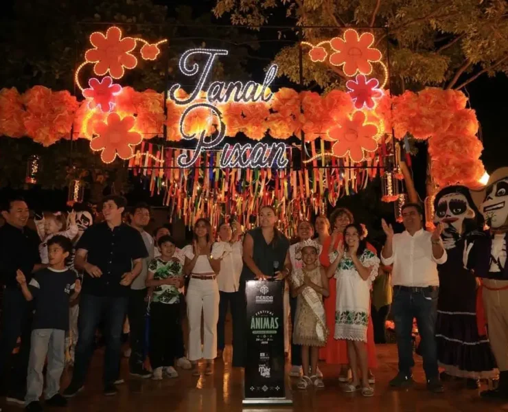 “Ánimas Iluminadas” enciende las tradiciones con un espectáculo de luz y cultura