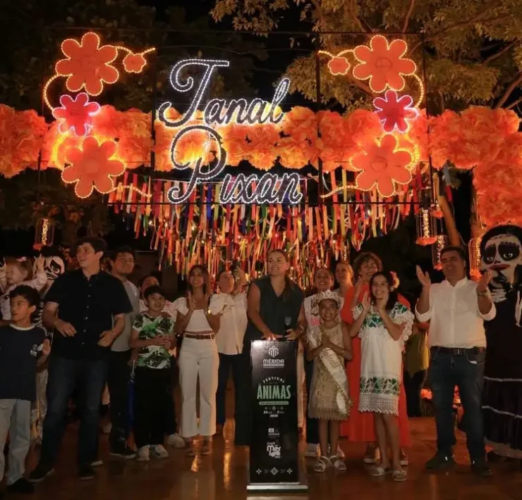 “Ánimas Iluminadas” enciende las tradiciones con un espectáculo de luz y cultura