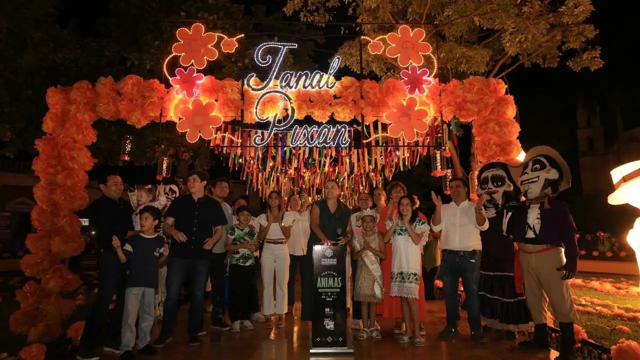 “Ánimas Iluminadas” enciende las tradiciones con un espectáculo de luz y cultura