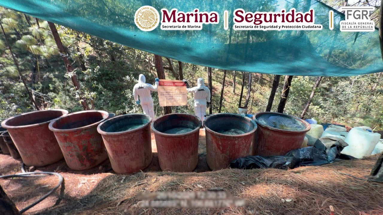 Aseguran metanfetamina líquida y toneladas de sustancias químicas