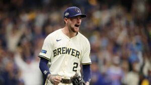 Brice Turang destacó con un sencillo productor de dos carreras durante la histórica quinta entrada de los Cerveceros de Milwaukee, que vencieron 10-1 a los Rays de Tampa Bay y quedaron a un triunfo de conquistar la Serie Mundial.