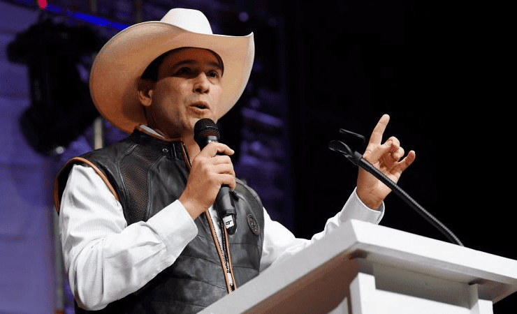 Bobby Pulido aventaja a republicana en Texas