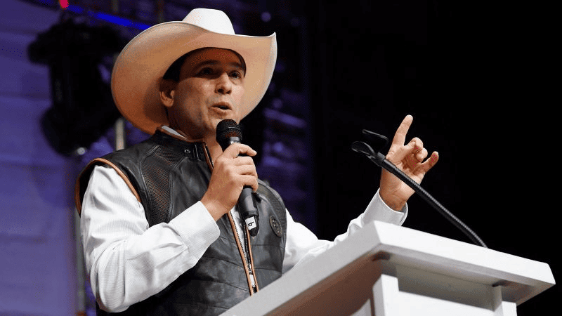 Bobby Pulido aventaja a republicana en Texas