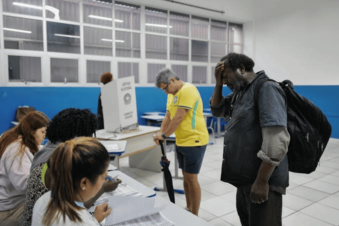 Brasil amplía dos horas la votación en segunda vuelta