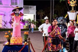 Estudiantes de Gastronomía de la Universidad Valle del Grijalva elaboraron una Catrina monumental de pastel de 1.60 metros de altura, destacando su talento y creatividad durante los festejos del Día de Muertos en Tabasco.