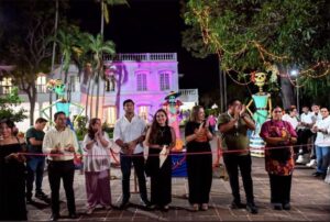 La Catrina monumental de pastel cautivó a los asistentes del Centro Cultural Quinta Grijalva, convirtiéndose en una original obra comestible que fusionó gastronomía, arte y tradición mexicana.