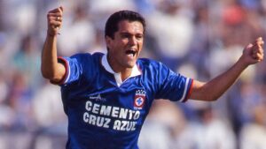 Carlos Hermosillo, histórico goleador de Cruz Azul, será una de las grandes figuras del Duelo de leyendas en Mérida, donde los aficionados podrán recordar su destacada trayectoria con la Máquina Cementera.