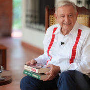 AMLO reaparece con nuevo libro dedicado a Sheinbaum
