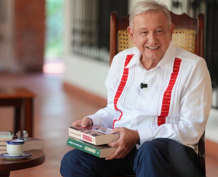 AMLO reaparece con nuevo libro dedicado a Sheinbaum