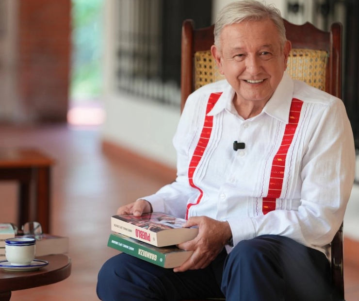 AMLO reaparece con nuevo libro dedicado a Sheinbaum