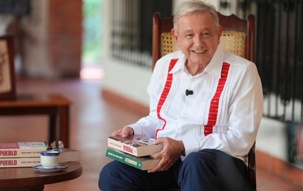 AMLO reaparece con nuevo libro dedicado a Sheinbaum